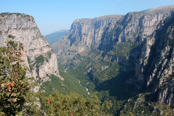 vikos gorg IMG_2904.jpg - Vikos Gorge  ligger i det naturskønne område Zagori.      Den dybeste kløft i verden. Kløften er 2o kilometer lang og bjergvæggene er 120-490 meter høje.