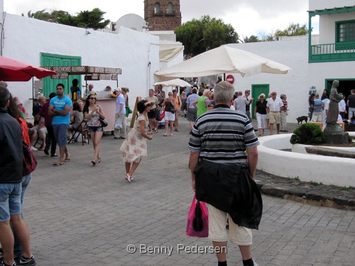 Market i Teguise Danser.jpg -                                Søndags market i Teguise kvinde der danser